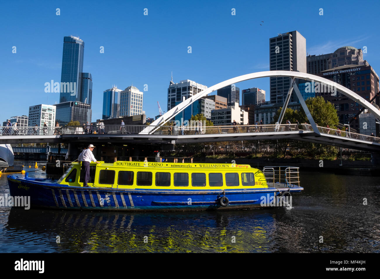 Traghetto sul fiume Yarra davanti la skyline di Melbourne Victoria, Australia Foto Stock