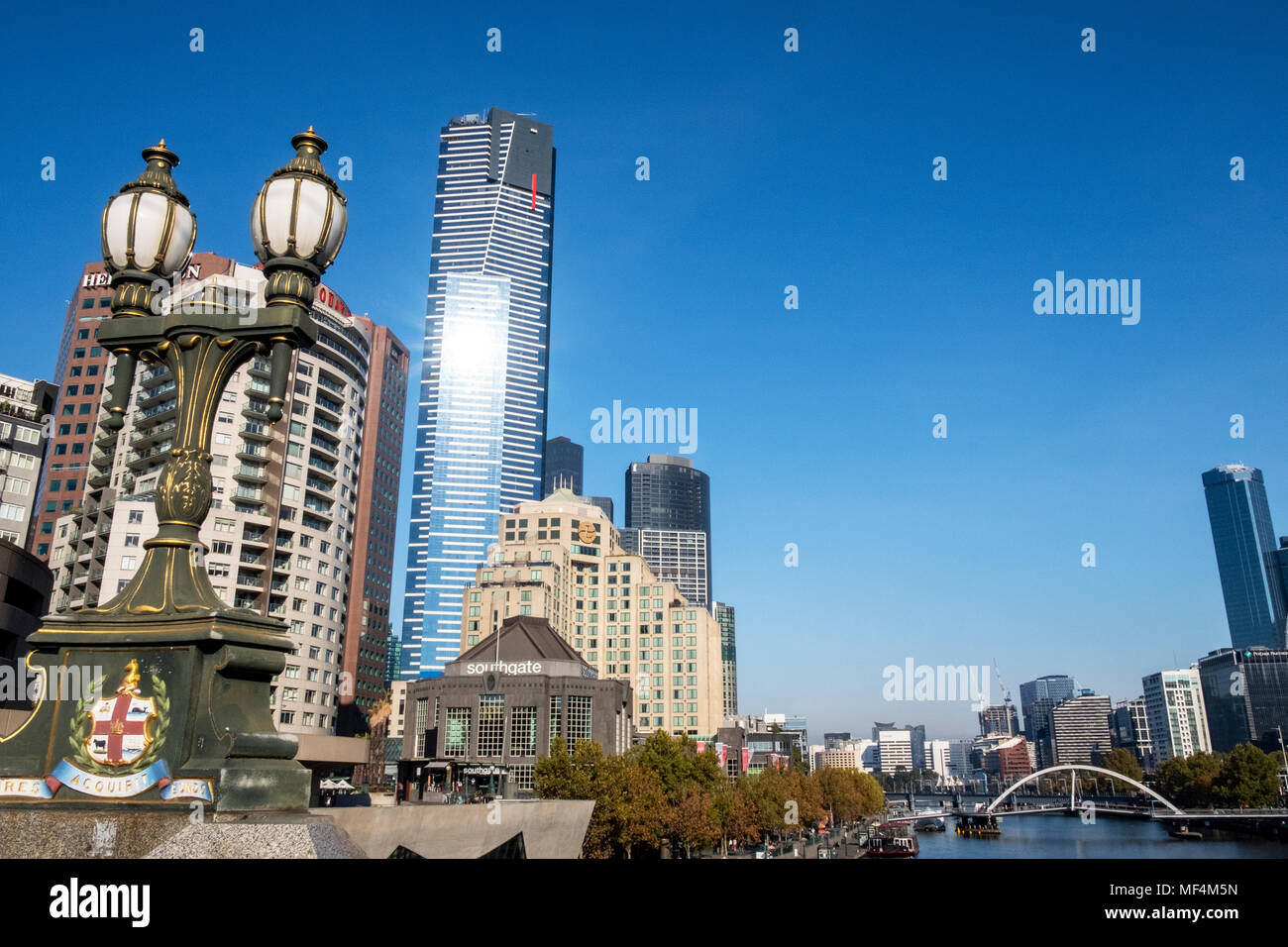 Il fiume Yarra davanti la skyline di Melbourne Foto Stock