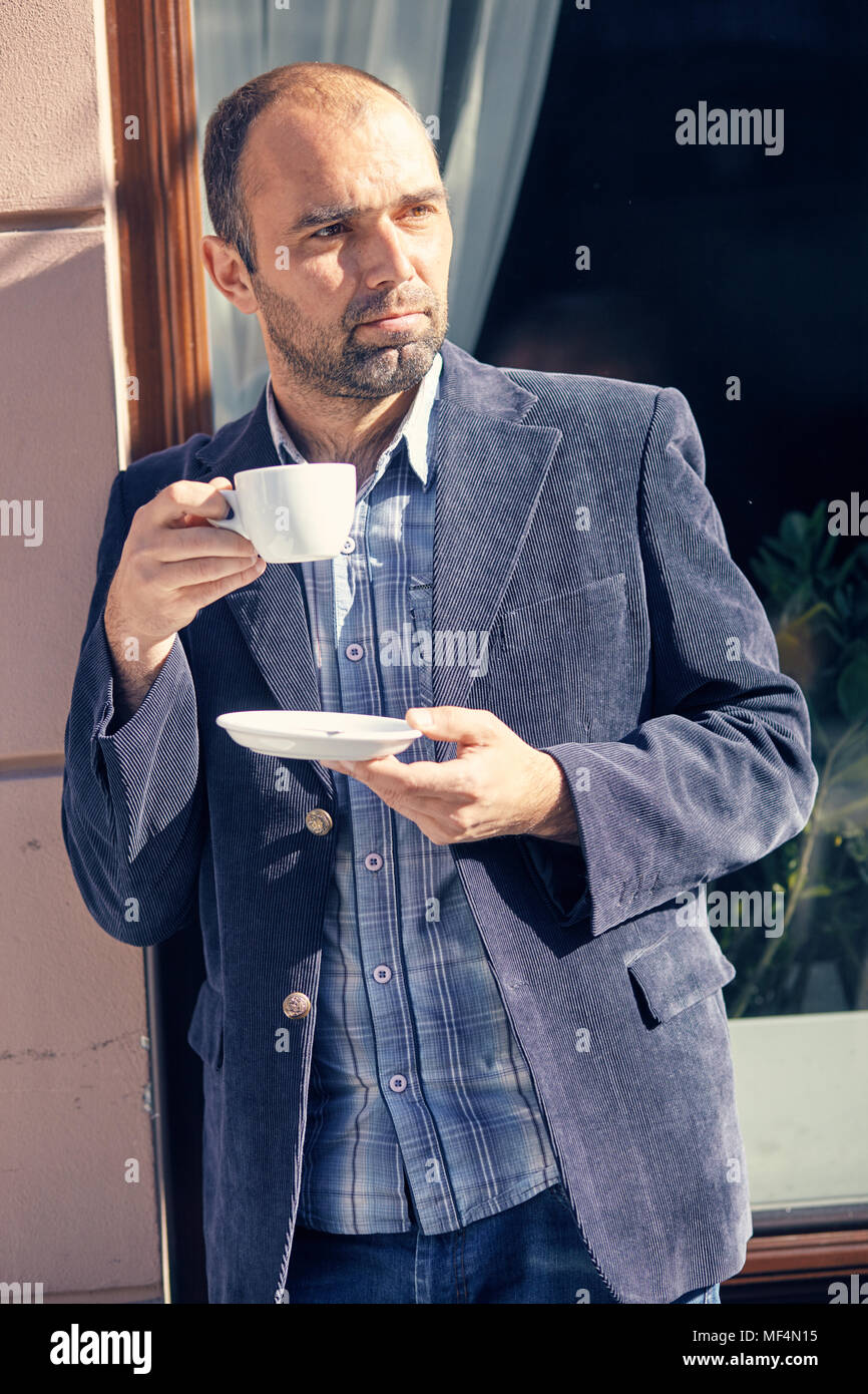 Uomo di bere una tazza di caffè Foto Stock