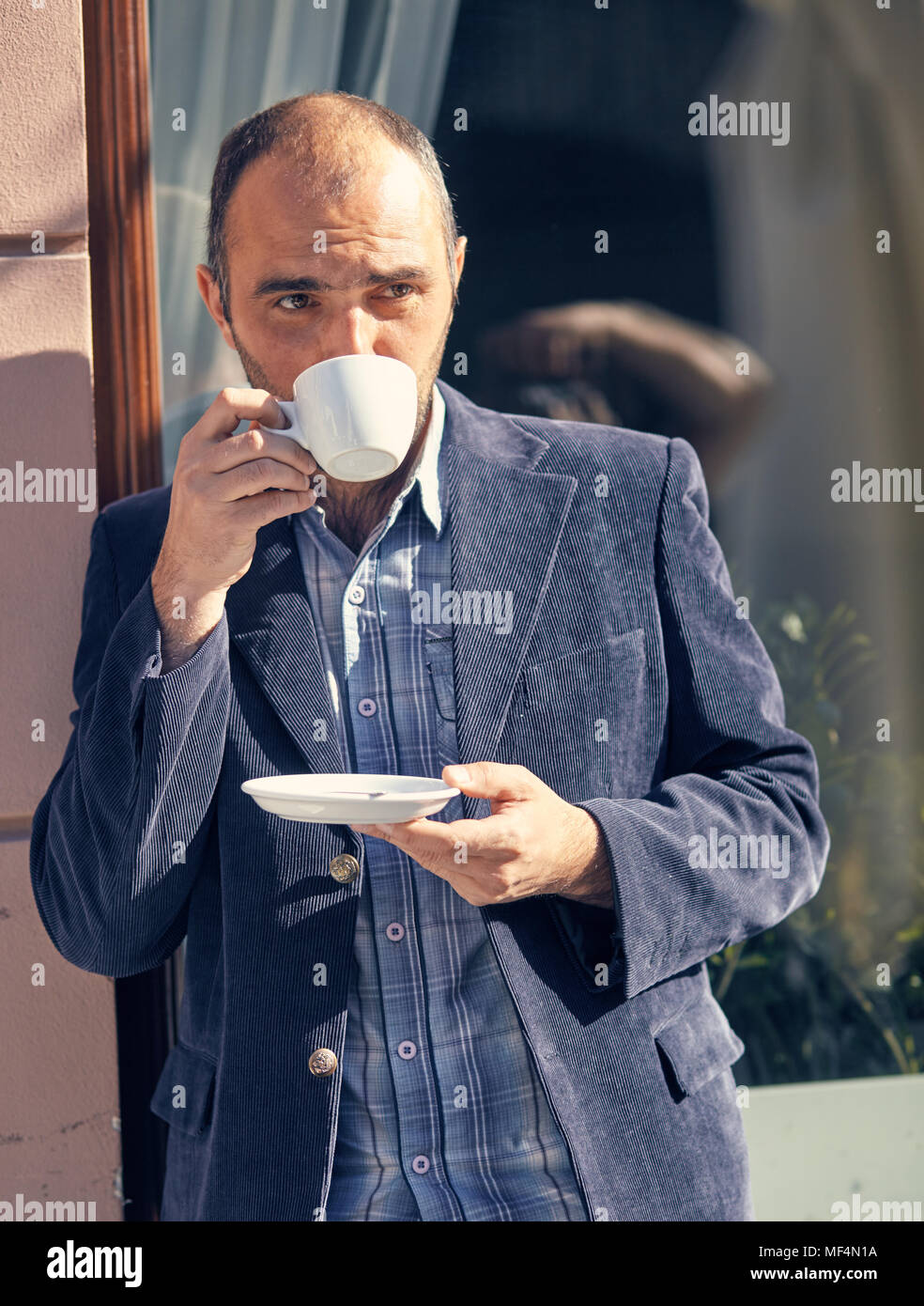 Uomo di bere una tazza di caffè Foto Stock