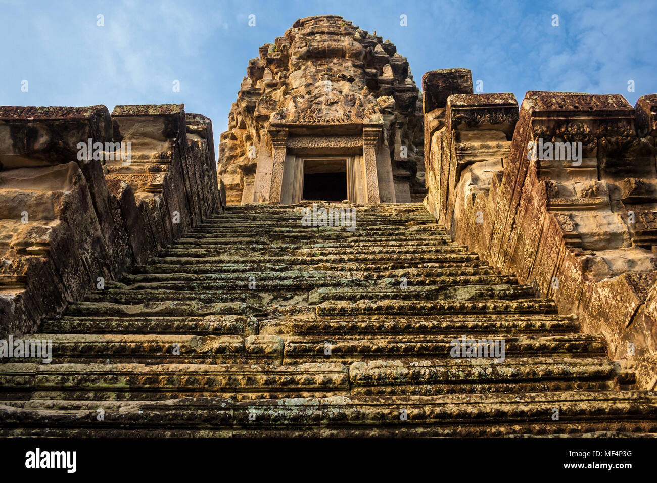 Molto ripide scale che conducono a una delle cinque torri redented, conformato come boccioli di loto, nel santuario di Angkor Wat in Siem Reap, Cambogia. Foto Stock