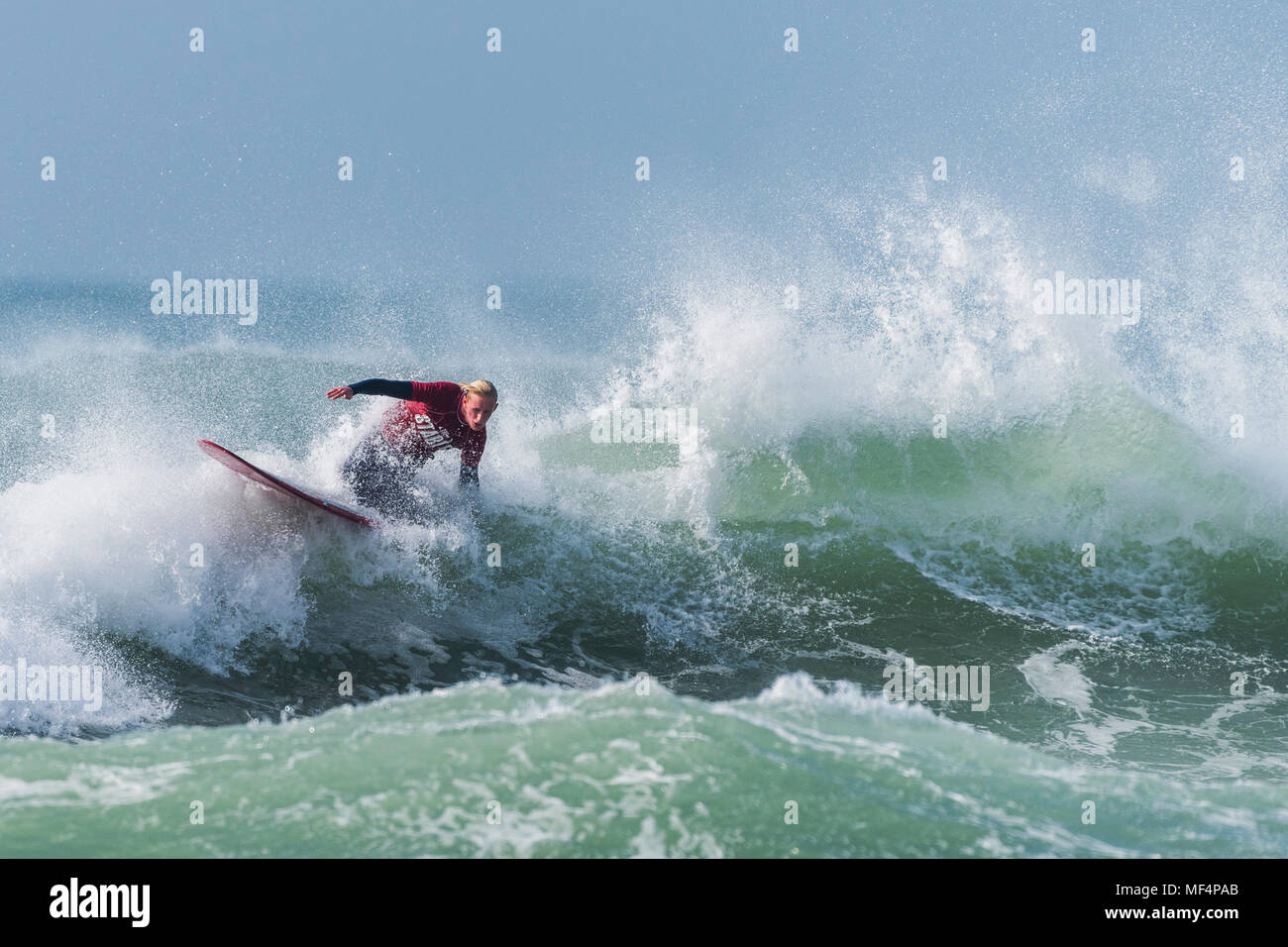 Un surfista in una grande onda a Fistral Beach; Newquay Cornwall; Foto Stock
