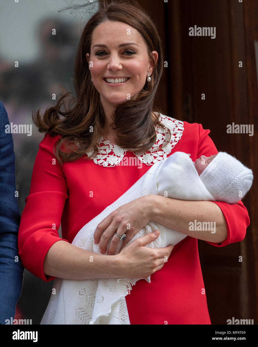 23 aprile 2018 Londra Regno Unito il principe William e Catherine, duchessa di Cambridge lasciare l'ospedale St Mary's Linda ala con il loro neonato come ancora senza nome, figlio. Foto Stock