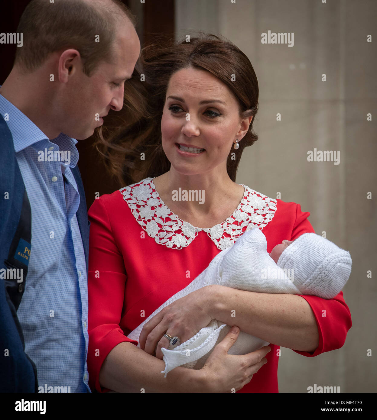 23 aprile 2018 Londra Regno Unito il principe William e Catherine, duchessa di Cambridge lasciare l'ospedale St Mary's Linda ala con il loro neonato come ancora senza nome, figlio. Foto Stock