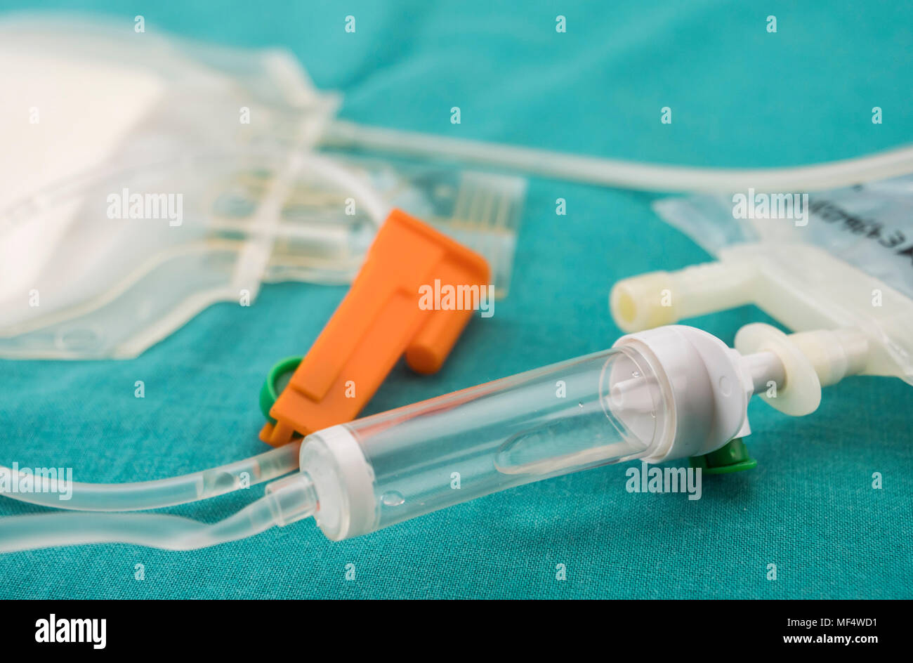 Dettaglio di gomme di irrigazione di gocciolamento attrezzatura in ospedale tabella delle operazioni immagine concettuale Foto Stock