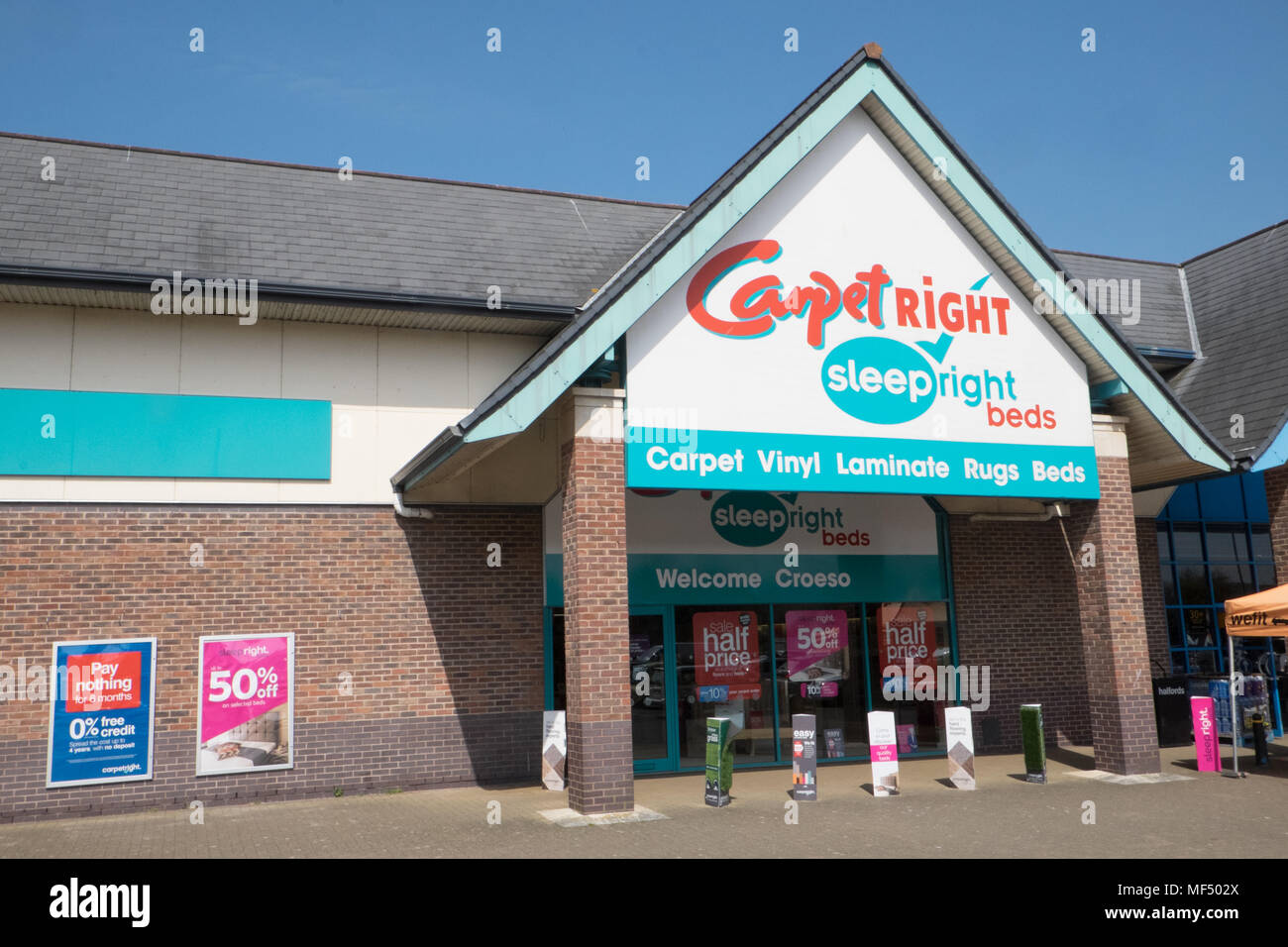 CarpetRight,financial,difficoltà, administration,negozi,store,anteriore,facciata,Aberystwyth,Ceredigion,metà,Galles,Welsh,negozi,l'uscita,blu,SKY,ingresso, Foto Stock