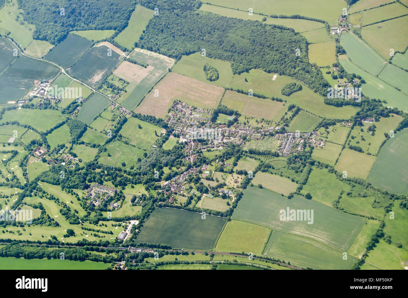 Vista aerea del Kent villaggio di Shoreham su una soleggiata giornata estiva. Nota la croce bianca tagliata in Chalk downs che è un memoriale per le vittime Foto Stock