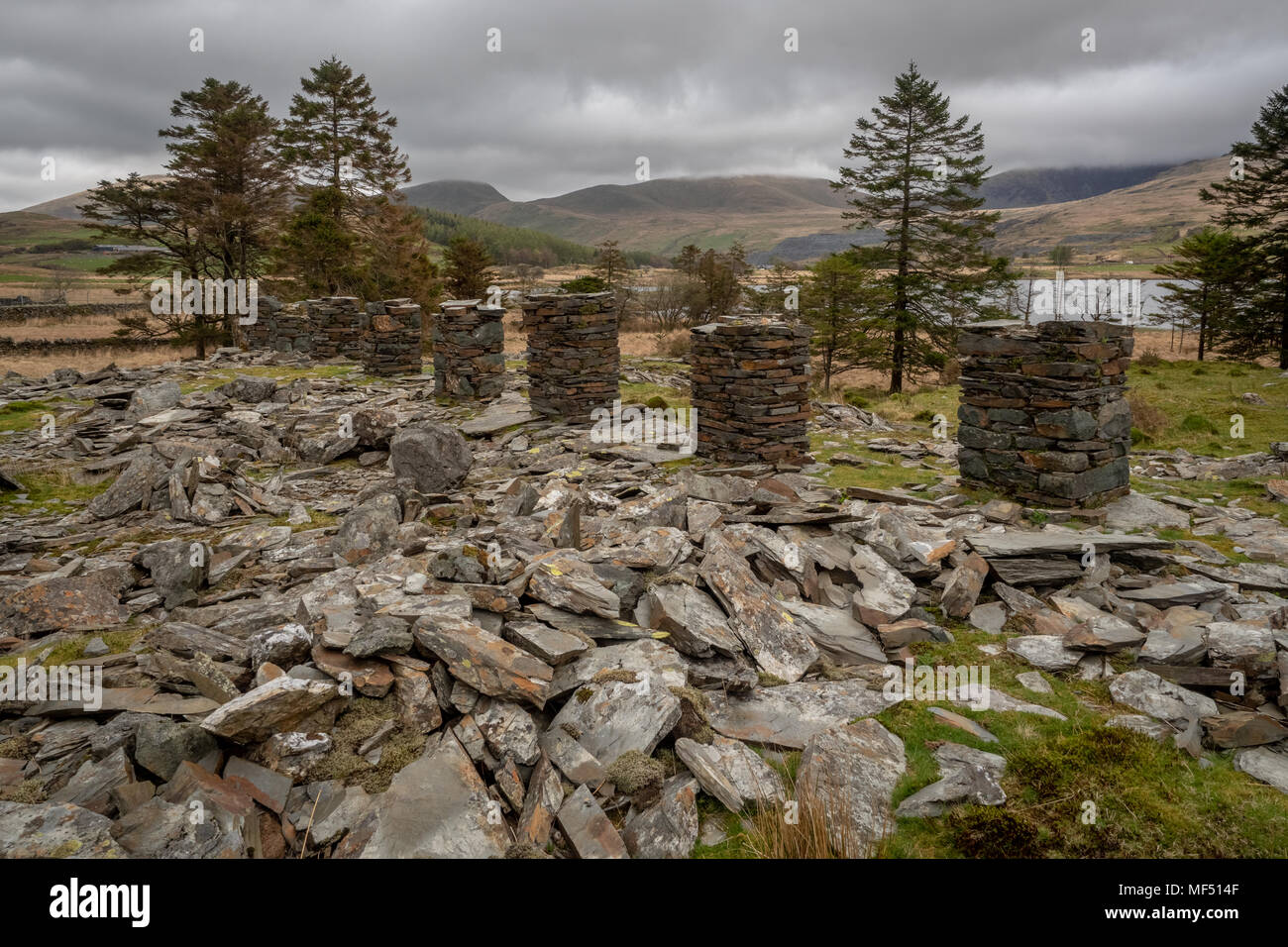 Beddgelert a Rhyd Ddu percorso una dolce passeggiata boscoso con viste panoramiche su un bel vecchio villaggio Gallese Foto Stock