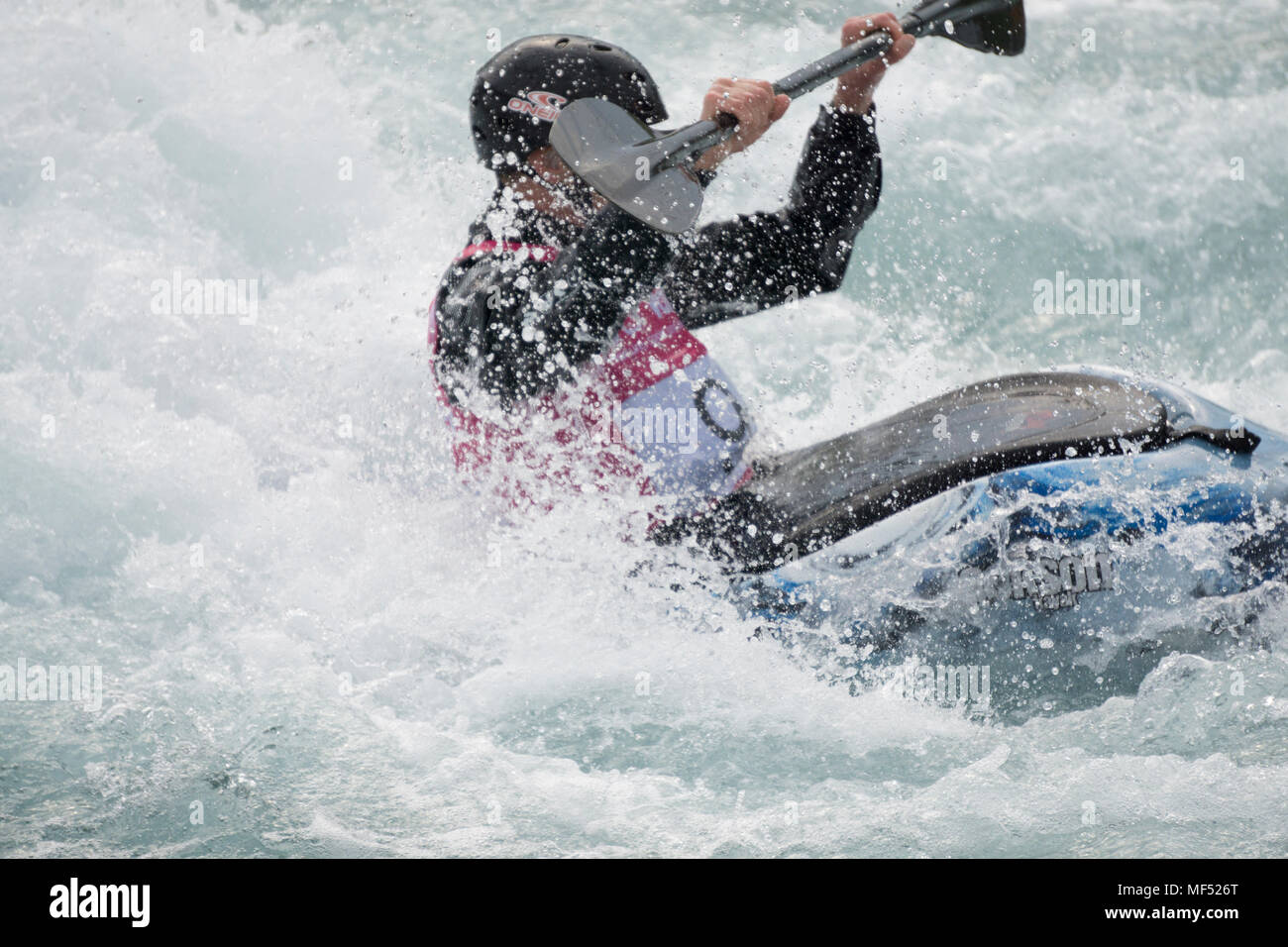 LONDON, Regno Unito - 21 Aprile 2018: Kayakers godetevi il white water rapids a Lea Valley white water centre, Casa del 2012 corso olimpico Foto Stock