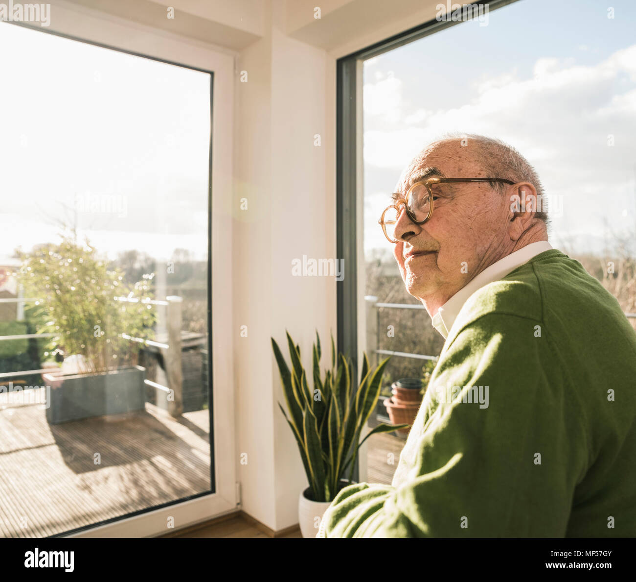 Ritratto di uomo senior presso la finestra Foto Stock