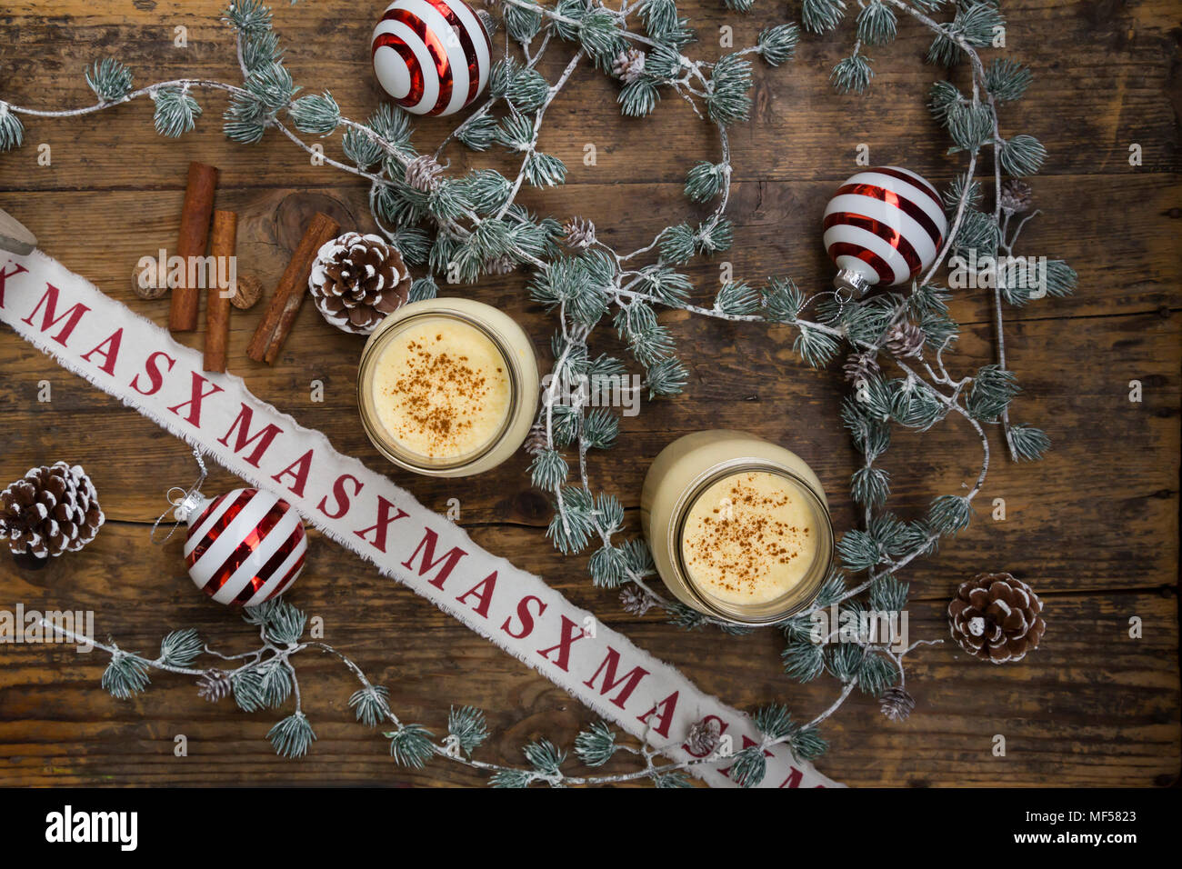 Zabaione in bicchieri, decorazione di Natale Foto Stock
