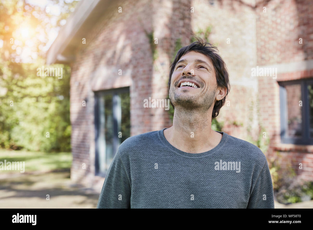 Ritratto di uomo felice davanti a casa sua Foto Stock
