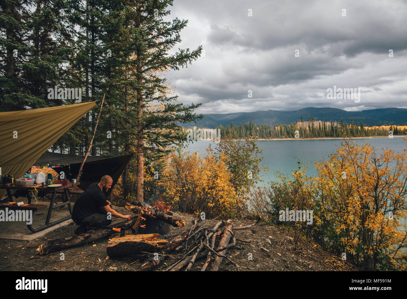 Canada, British Columbia, uomo messa a fuoco di campo a Boya Lago Foto Stock