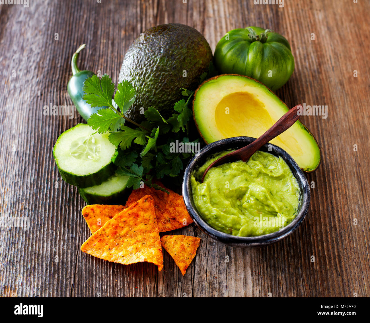 La vaschetta del guacamole, gli ingredienti e la tortilla chips Foto Stock
