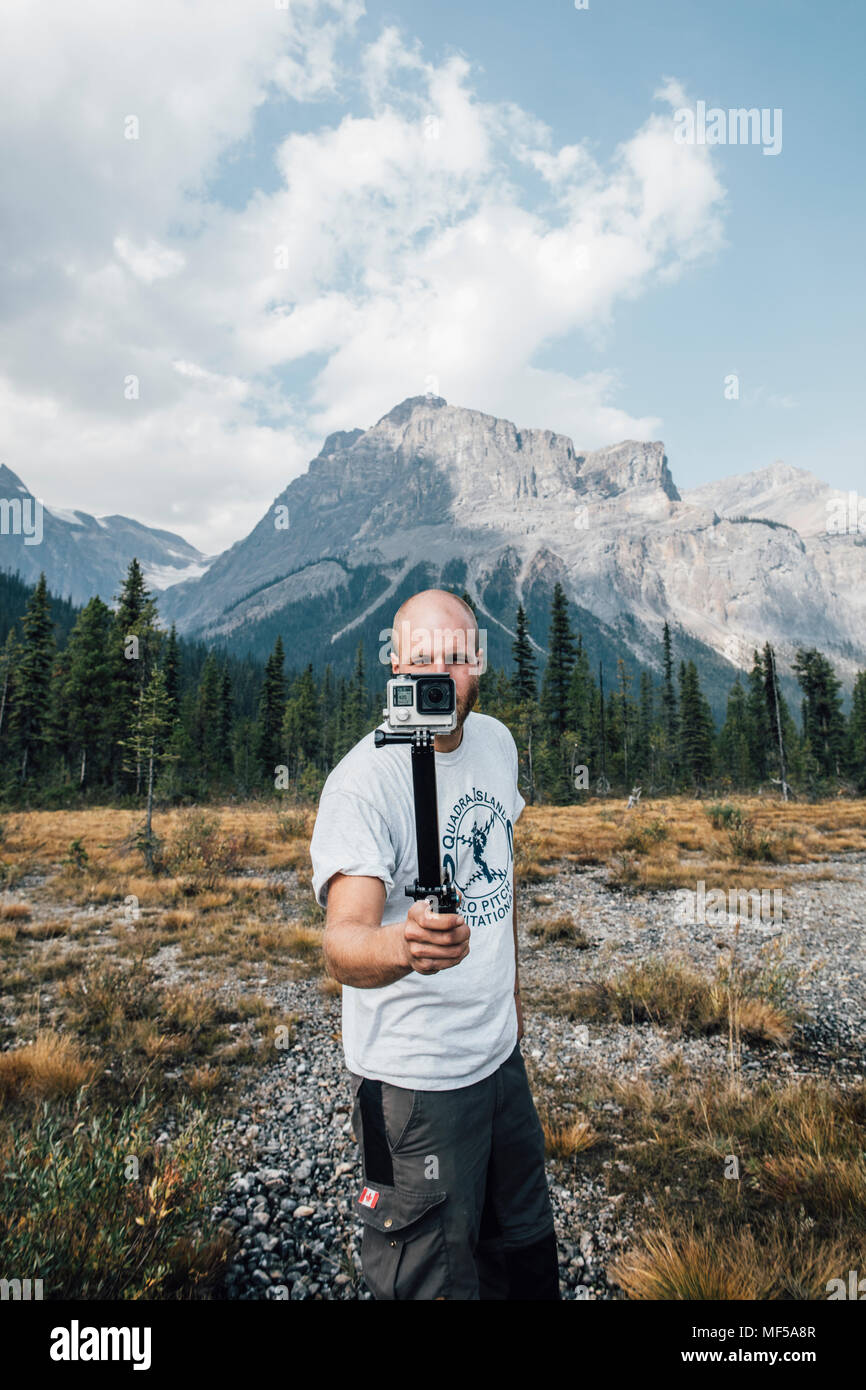 Canada, British Columbia, Parco Nazionale di Yoho, uomo azienda selfie stick Foto Stock