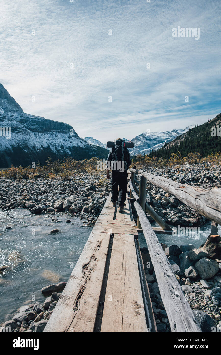 Canada, British Columbia, Monte Robson Provincial Park, uomo escursionismo su Berg Lago Trail Foto Stock