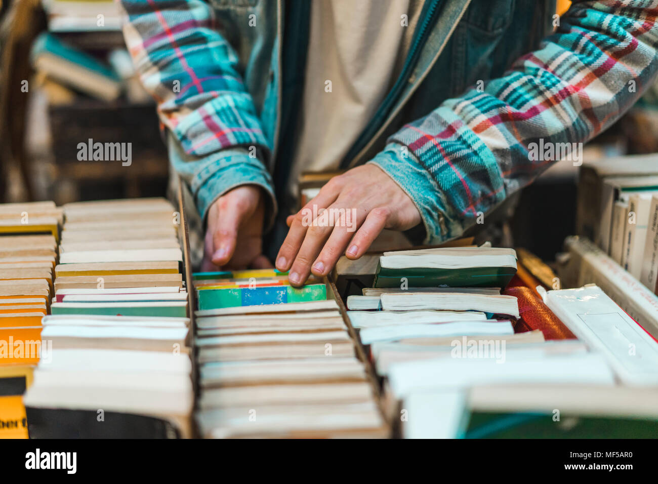 Giovane uomo in libreria Foto Stock