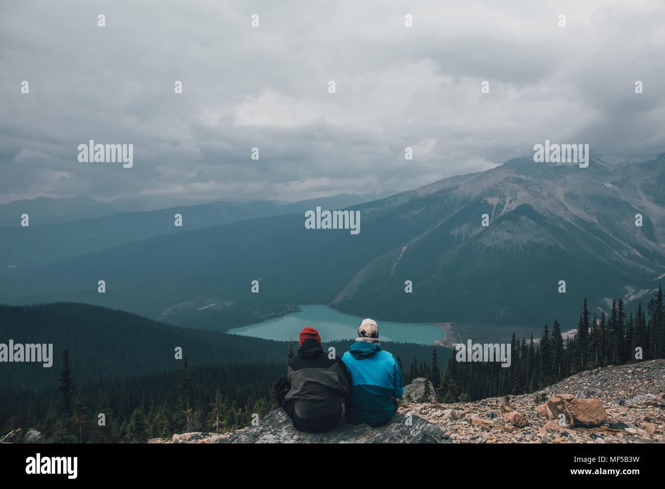 Canada, British Columbia, Parco Nazionale di Yoho, gli escursionisti a Mount Burgess guardando il Lago di Smeraldo Foto Stock