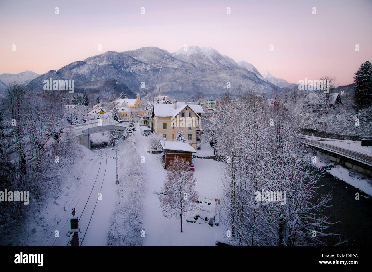 Austria, Salzkammergut, Bad Ischl in inverno allo spuntar del giorno Foto Stock