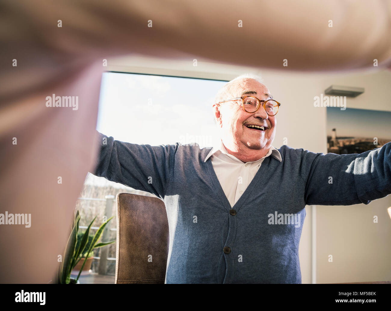 Felice l'uomo anziano con le braccia tese Foto Stock