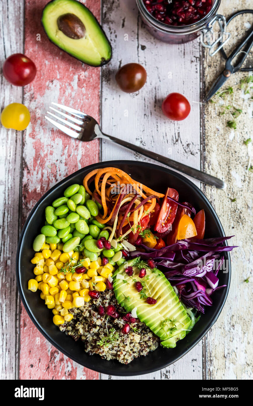 La quinoa veggie ciotola di avocado, Edamame, pomodori, mais, carote, cavolo rosso e semi di melograno Foto Stock