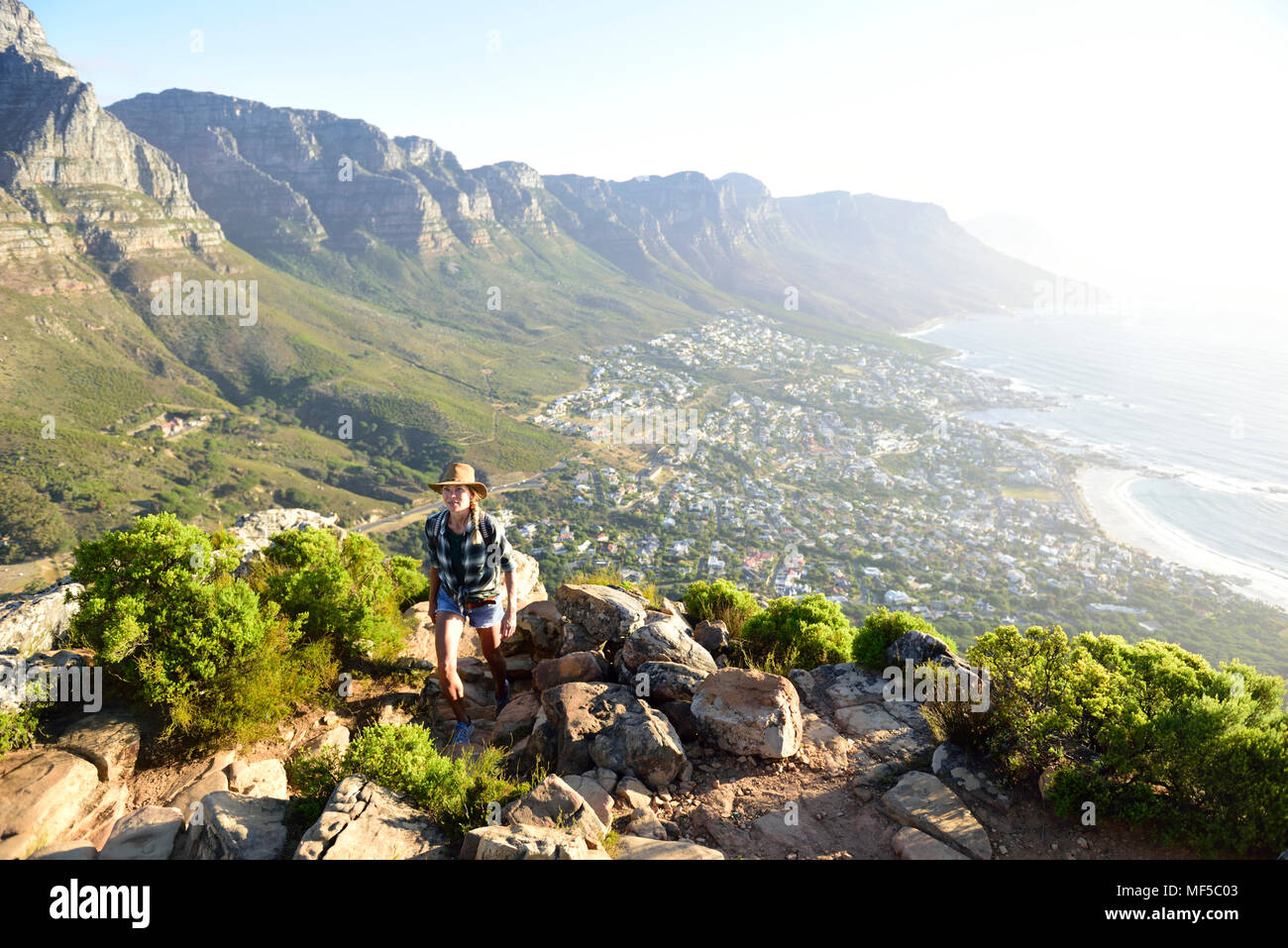 Sud Africa, Cape Town, donna su escursioni viaggio a testa di leone Foto Stock