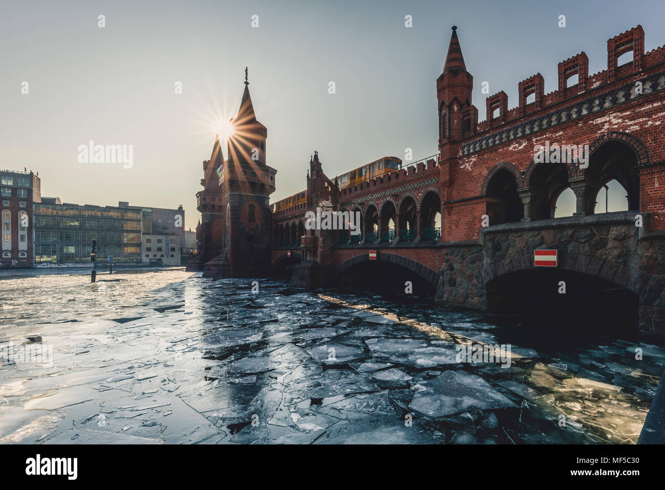 Germania Berlino, vista da ponte Oberbaum con la guida treno sotterraneo in inverno Foto Stock