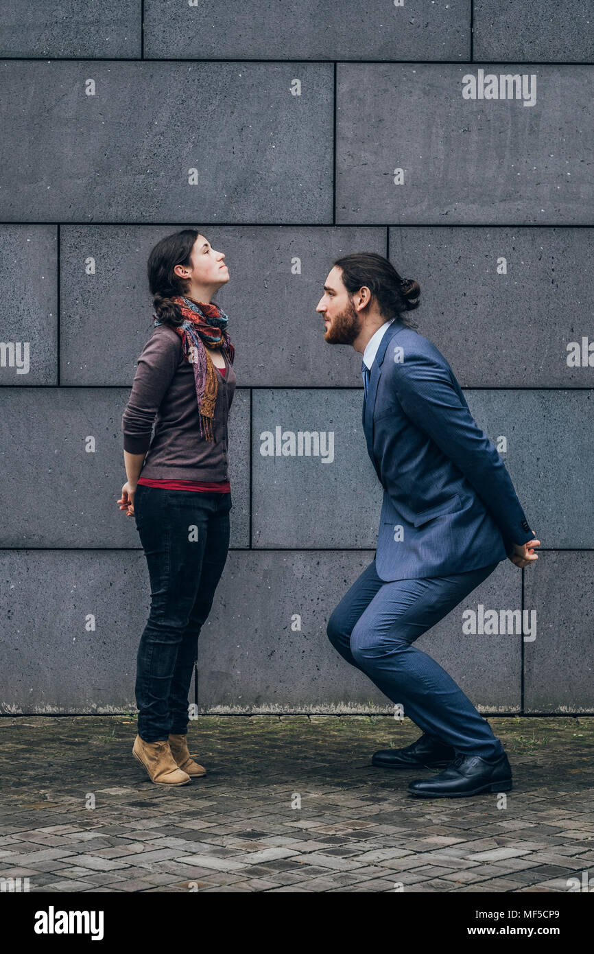 Imprenditore in piedi di fronte alla donna Foto Stock