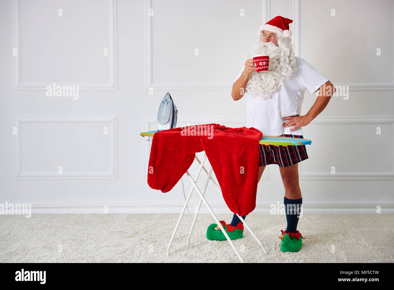 Santa Claus avente una pausa caffè Foto Stock