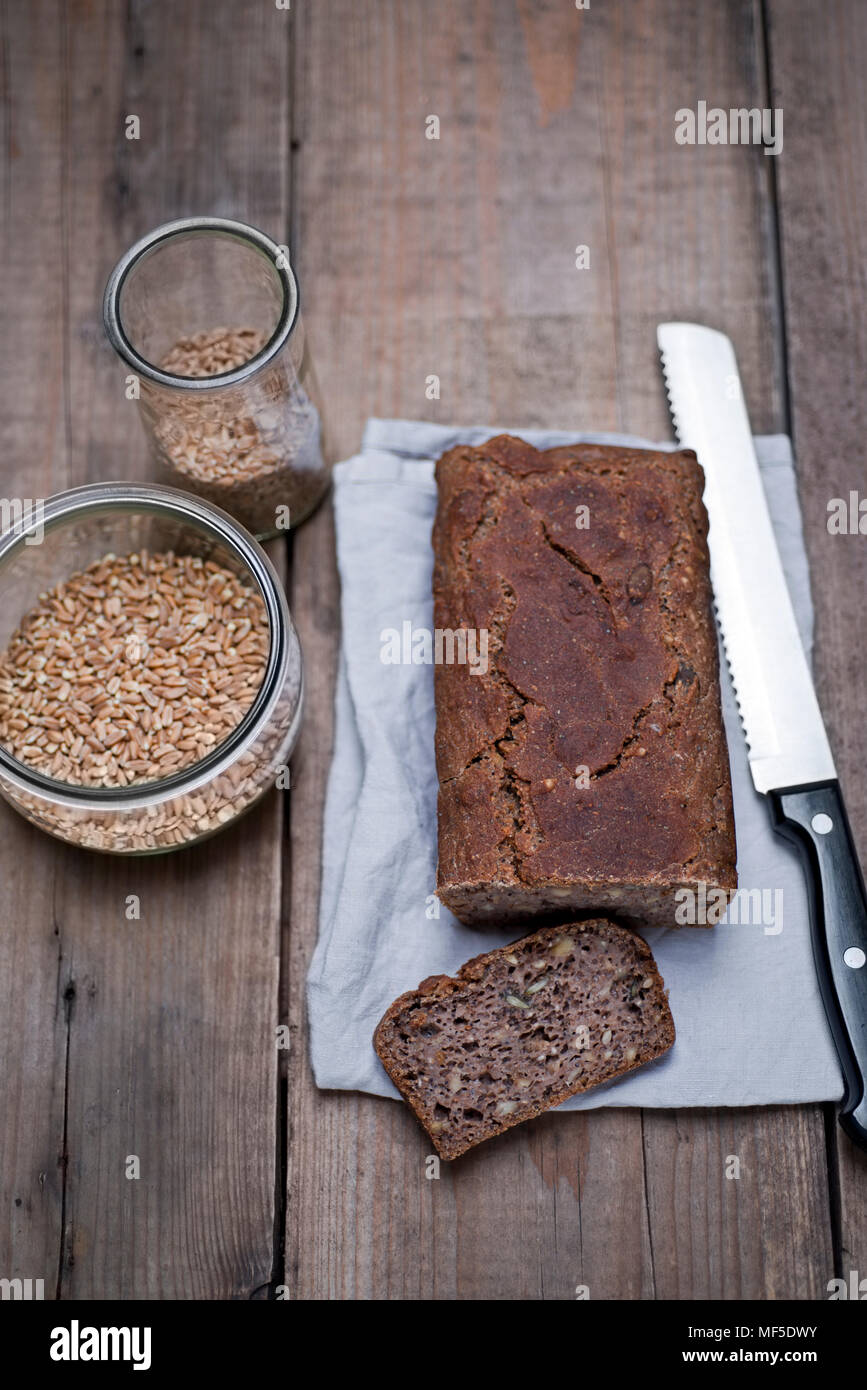 In casa pane integrale da agricoltura biologica il latticello, il farro biologico di frumento, farro piccolo organico di frumento, noci e semi Foto Stock