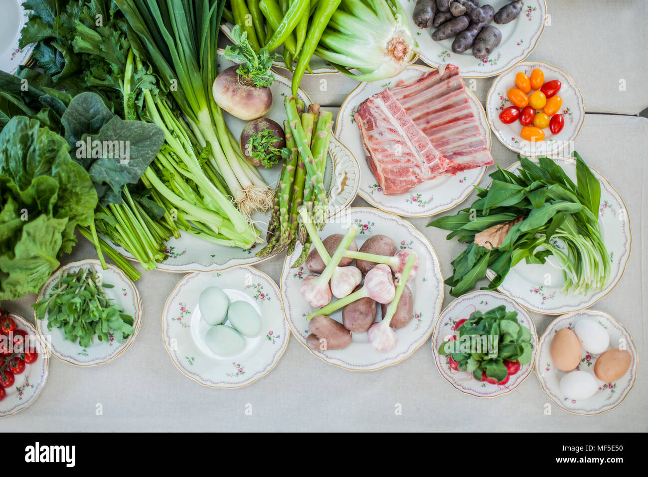 Assortimento di agnello, verdure e uova su piastre Foto Stock