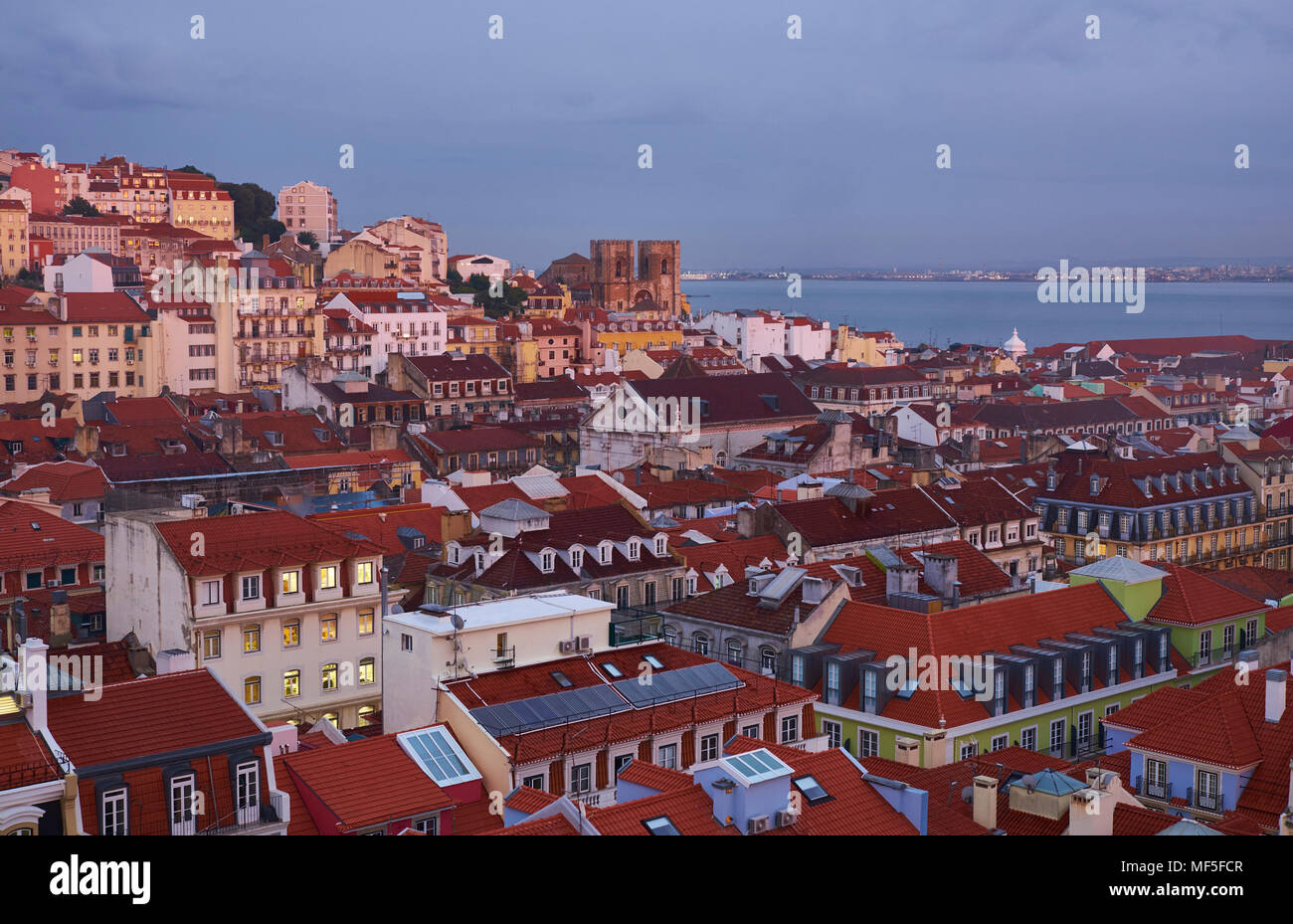 Il Portogallo, Lisbona, cityscape di sera Foto Stock