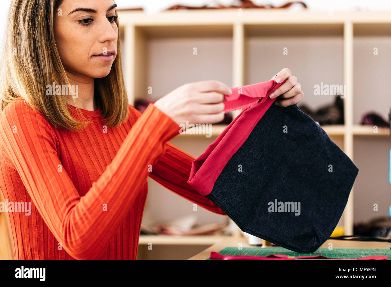 Designer di moda in studio di progettazione di un sacchetto Foto Stock