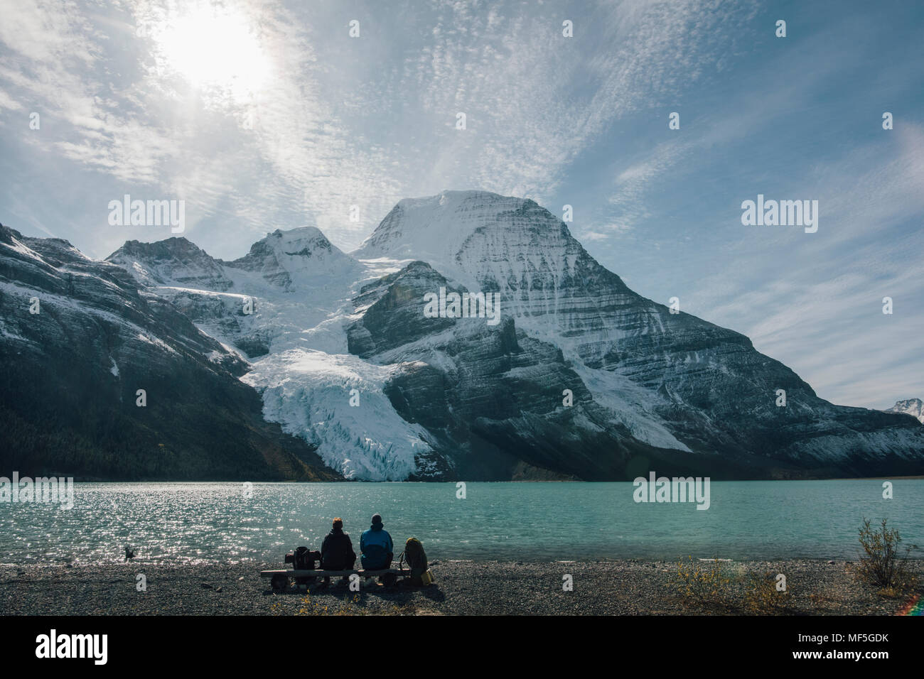 Canada, British Columbia, Monte Robson Provincial Park, due escursionisti in appoggio al Lago Berg Foto Stock