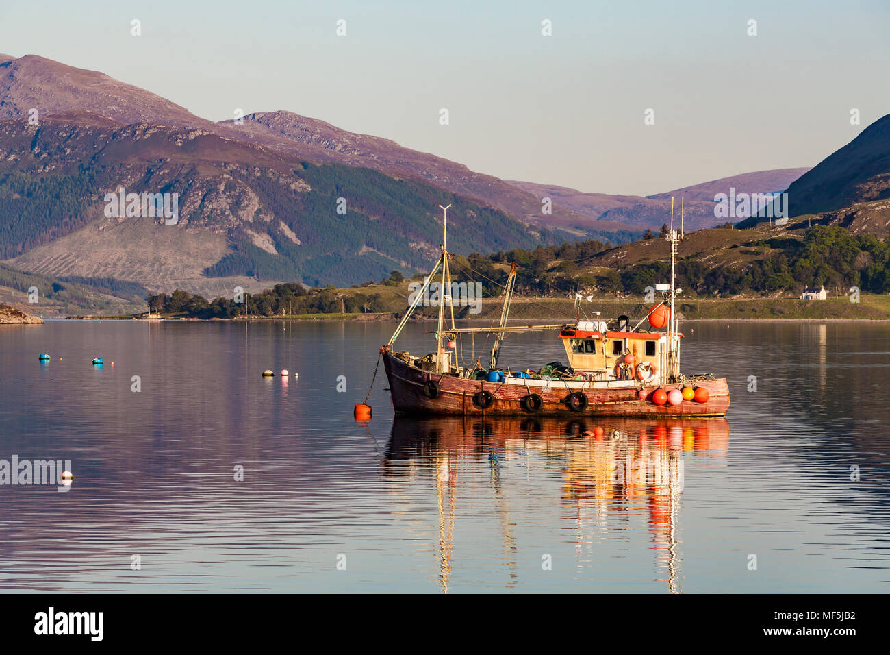 Regno Unito, Scozia, Highland, Ullapool, Loch Ginestra, barca da pesca Foto Stock