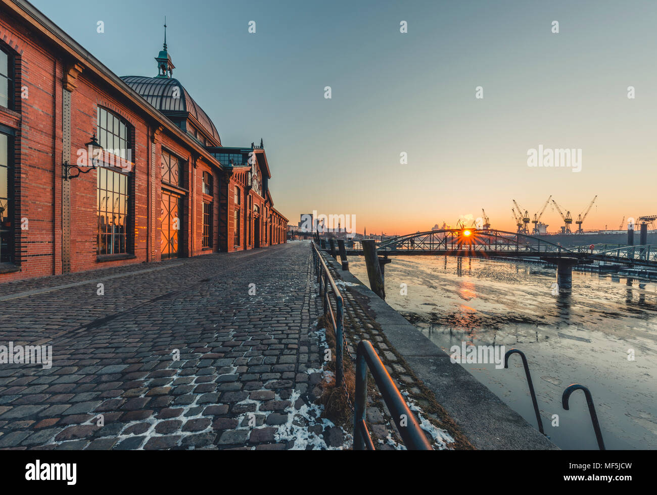 Germania, Hamburg Altona, mercato del pesce hall di sunrise Foto Stock