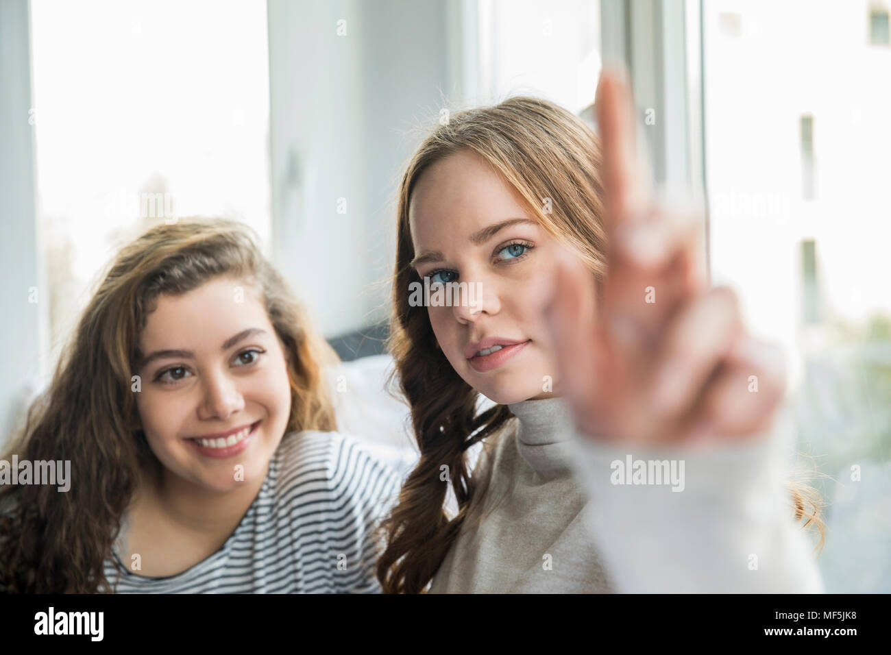 Ragazza adolescente utilizzando avveniristico dispositivo portatile Foto Stock