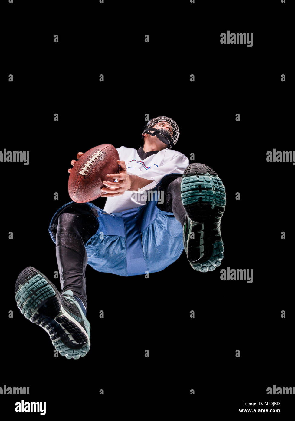 Atleta a giocare a calcio, vista dal basso Foto Stock