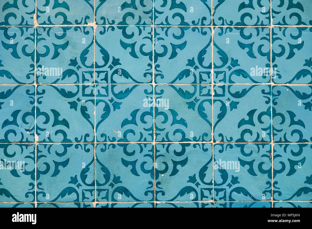 Il Portogallo, Lisbona, Chiado, parte della parete di bianco e blu con azulejos Foto Stock