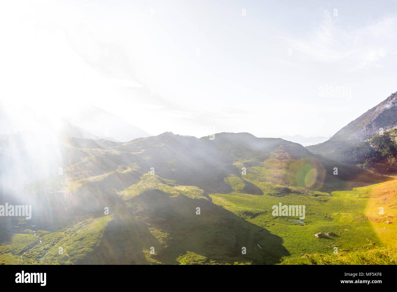 Francia, Rhone-Alpes, Alpi occidentali, Savoie, Haute-Savoie, paesaggio contro il sole Foto Stock