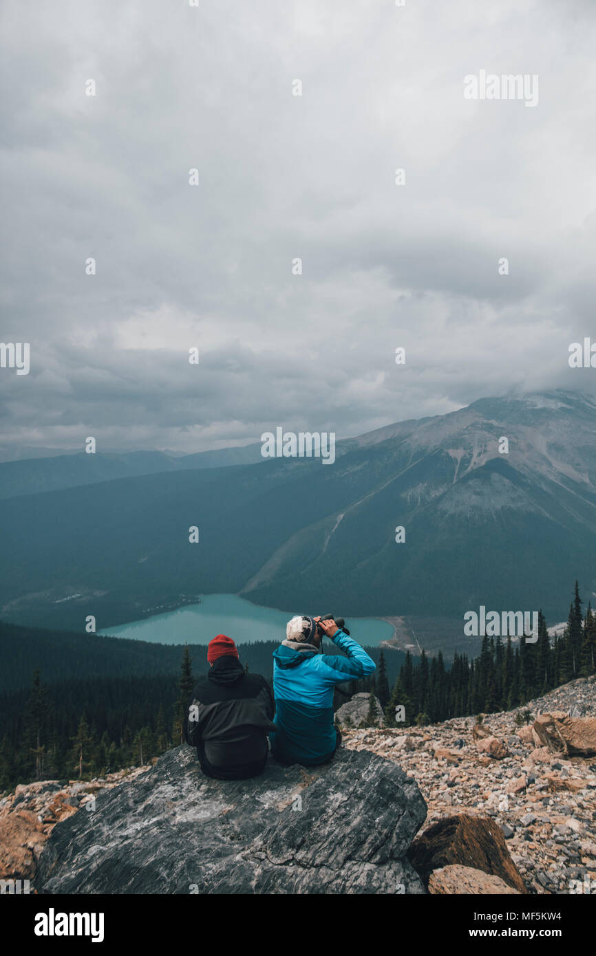 Canada, British Columbia, Parco Nazionale di Yoho, gli escursionisti a Mount Burgess guardando il Lago di Smeraldo Foto Stock