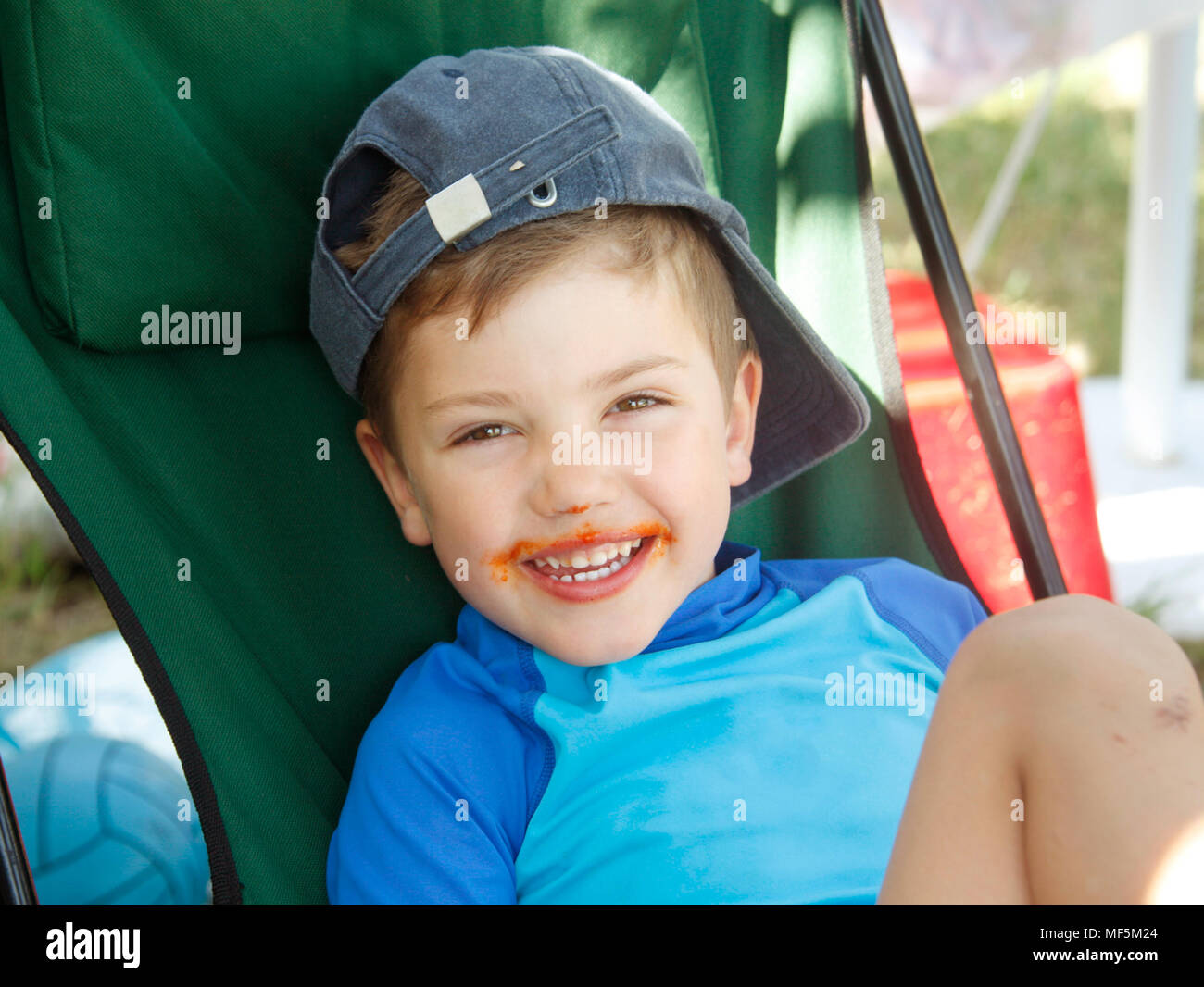 Little Boy sorriso Bocca sporca Foto Stock