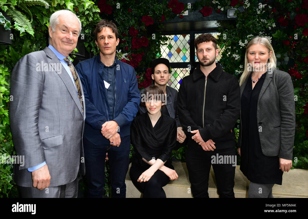 Paul Gambaccini, Crispin Hunt, Elena Tonra e Igor Haefeli della figlia, Alexander Kotz di Elderbrook e Vick Bain durante l'annuncio delle candidature per il 2018 Ivor Novello Awards, presso il Club dell'Edera, a Londra. Picture Data: martedì 24 aprile, 2018. Vedere PA storia SHOWBIZ Novello. Foto di credito dovrebbe leggere: Ian West/PA FILO Foto Stock