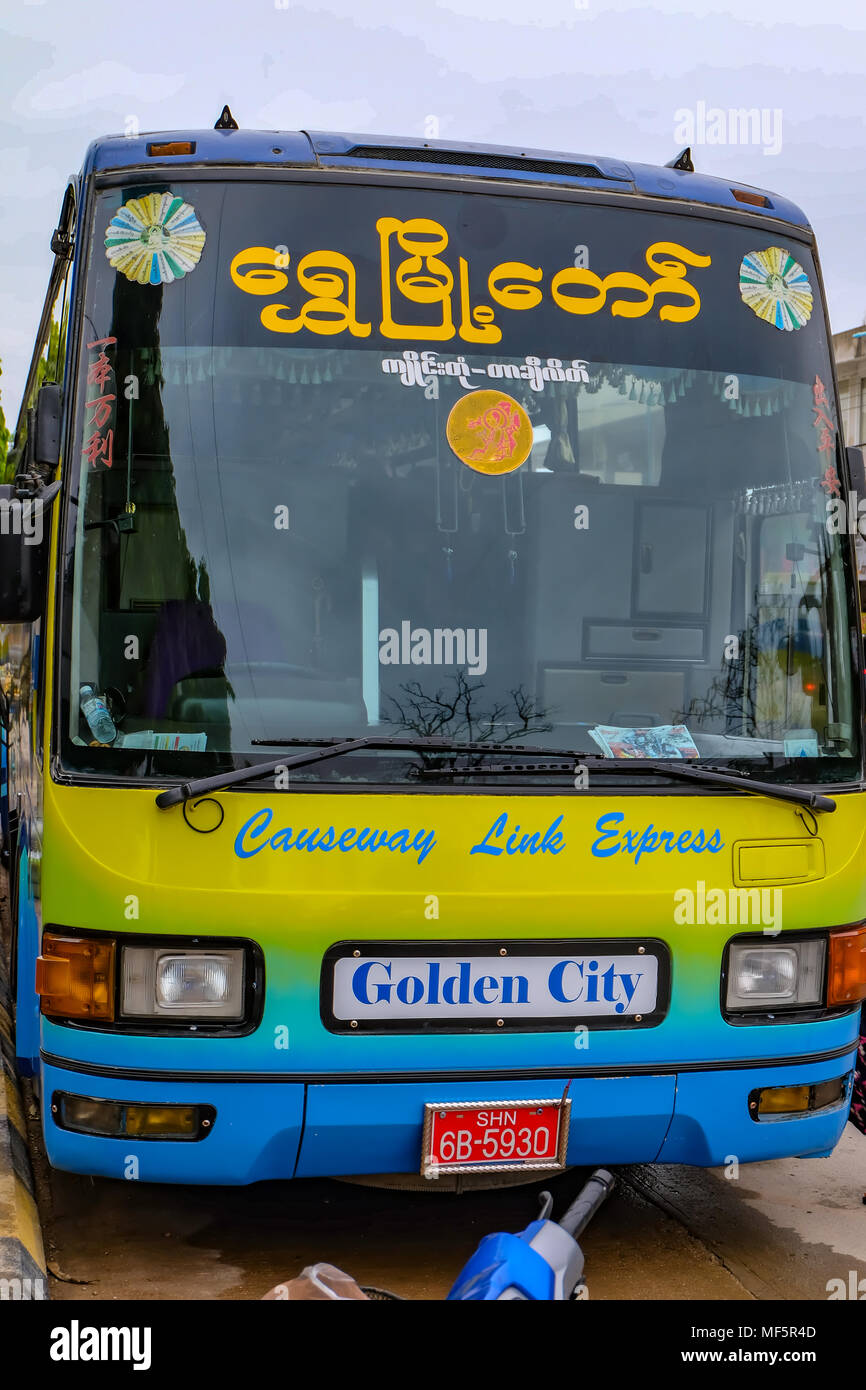 2 aprile 2017 - Tachileik, Stato Shan, Myanmar. Il bus si prepara a lasciare a Kyaing Tong. Foto Stock