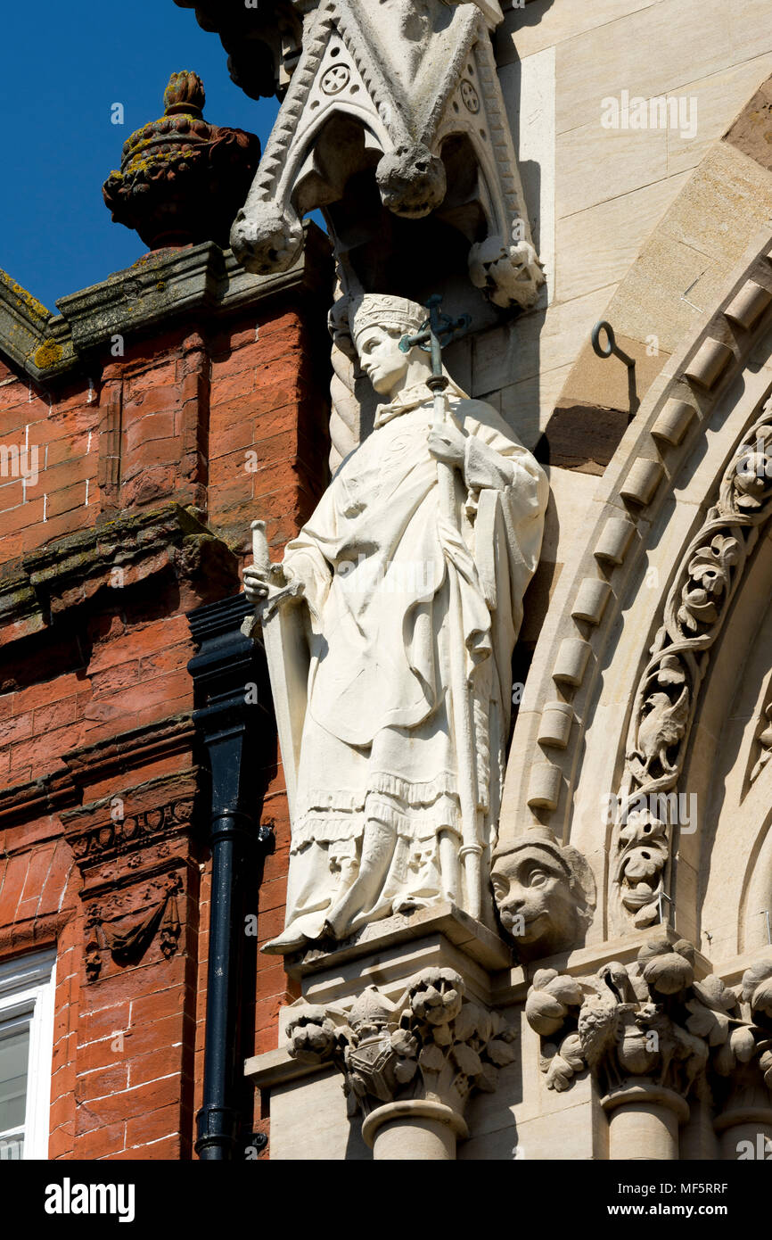 San Tommaso Becket una statua sulla la Guildhall, Northampton, Regno Unito Foto Stock