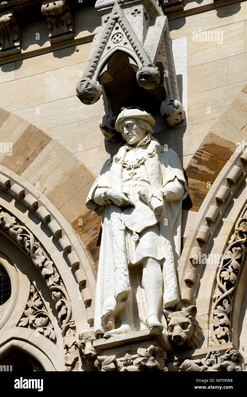 Sir Thomas statua bianca su la Guildhall, Northampton, Regno Unito Foto Stock