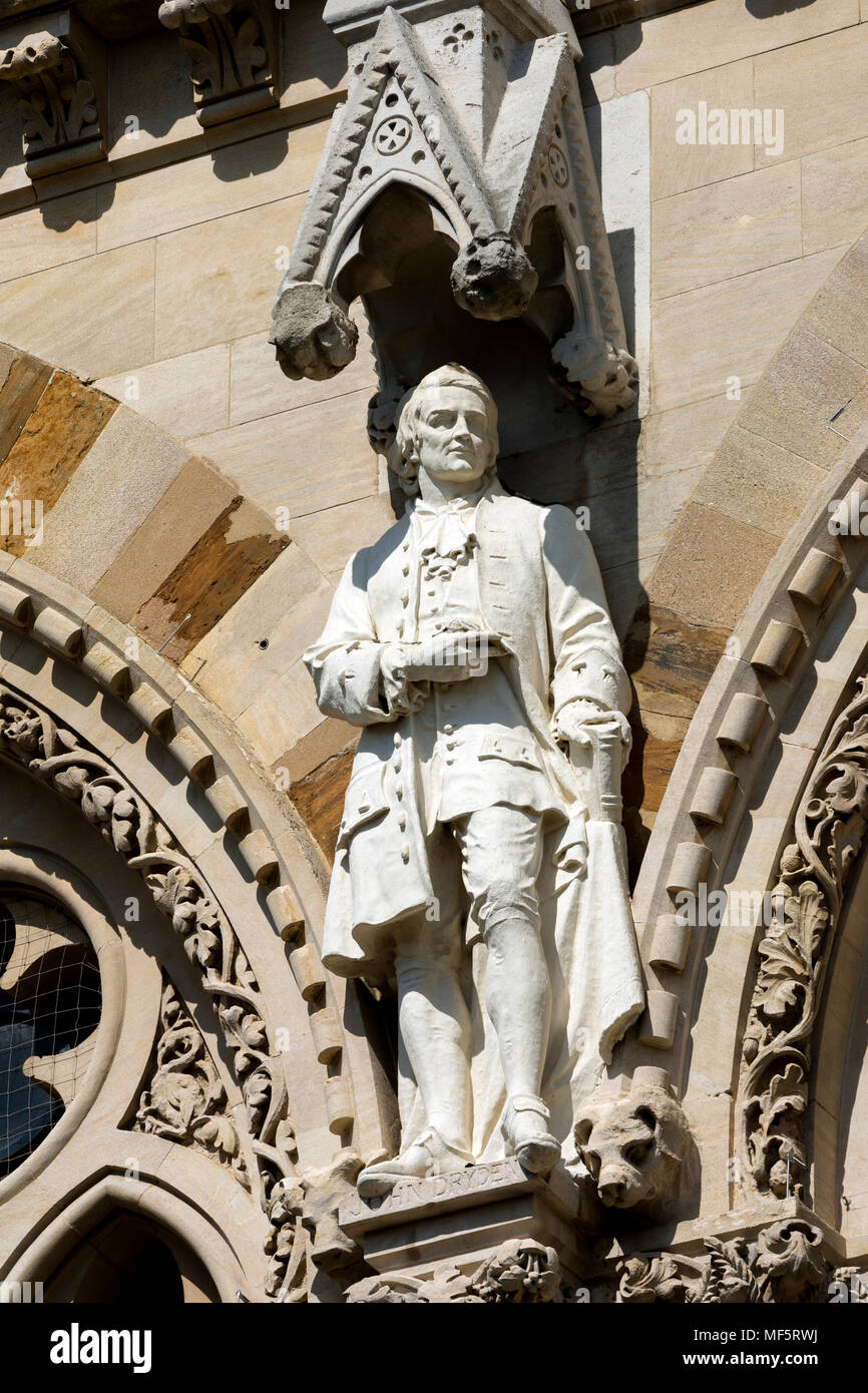 John Dryden statua sulla la Guildhall, Northampton, Regno Unito Foto Stock