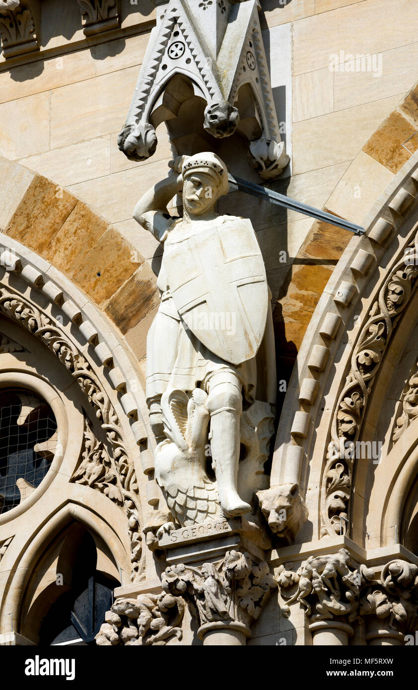 Saint George statua sulla la Guildhall, Northampton, Regno Unito Foto Stock