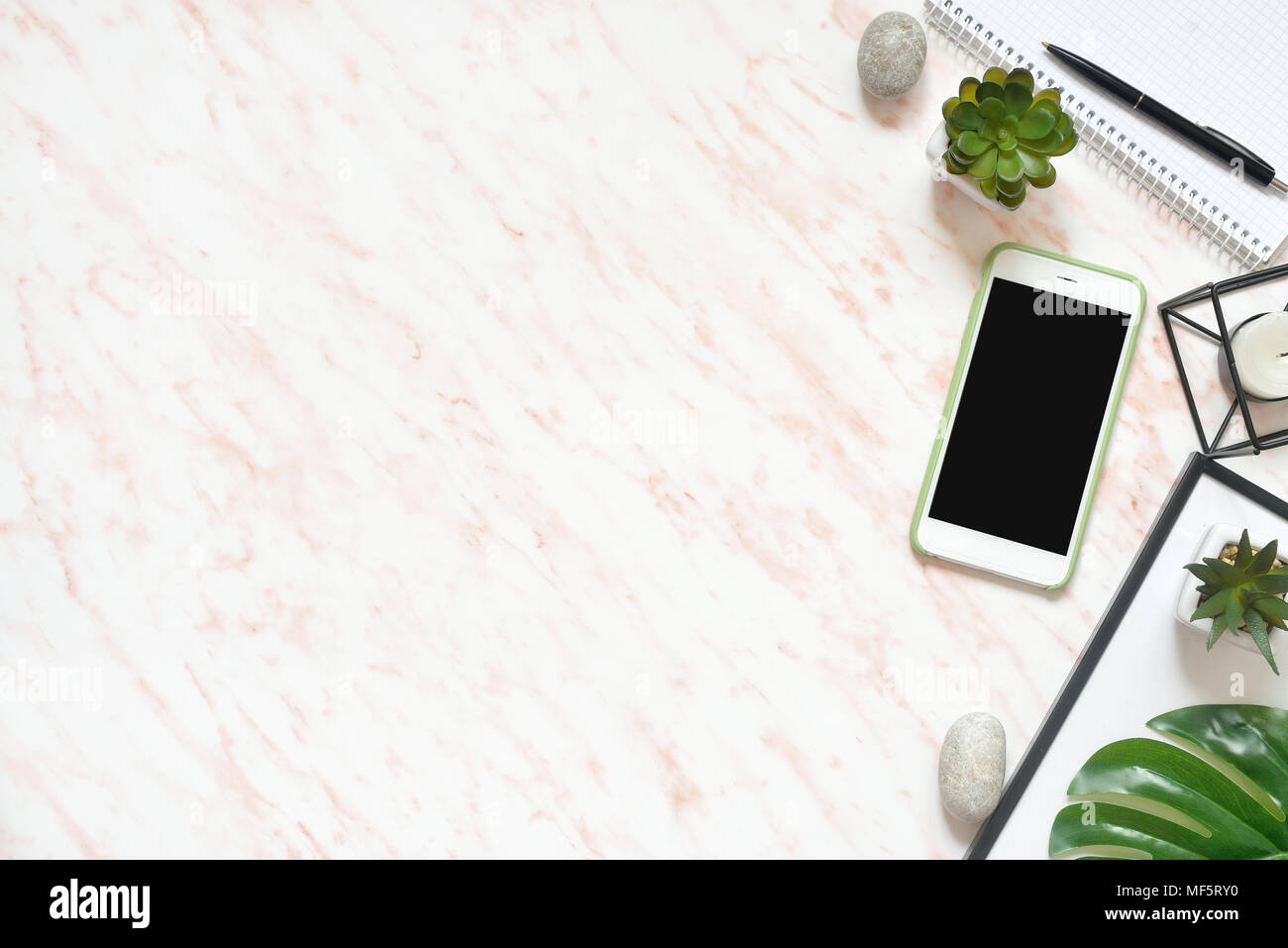 Appartamento ufficio laici banco in marmo con telefono, telaio e copia di notebook di sfondo spazio Foto Stock