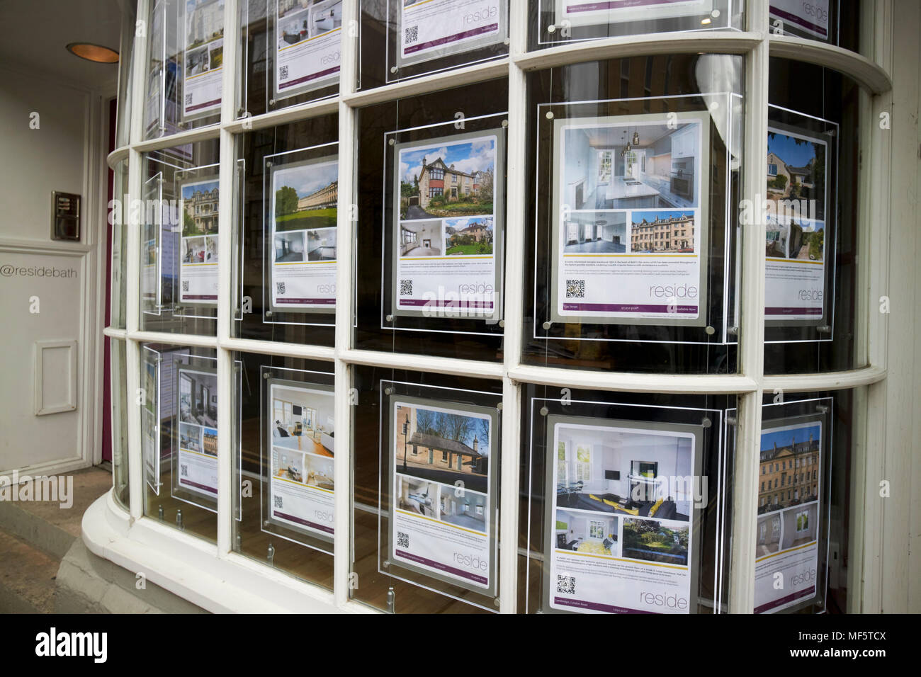 Costoso e proprietà di lusso in vendita e in affitto a un agenti immobiliari finestra nella vasca da bagno Somerset England Regno Unito Foto Stock